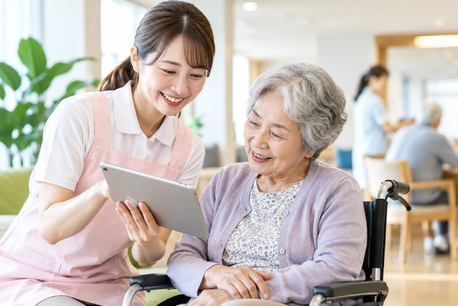 利用者と話す介護スタッフ
